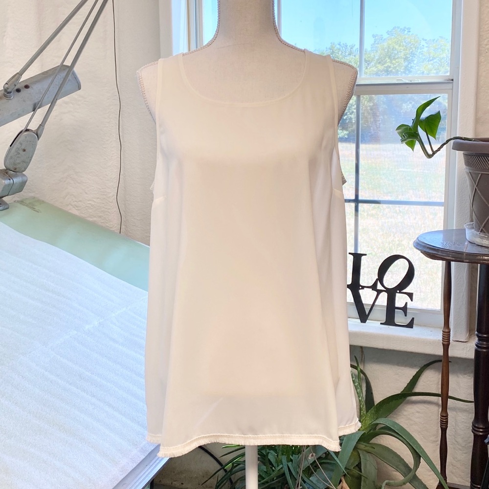NEW 🌼White Sleeveless Eyelash Hem Top/L